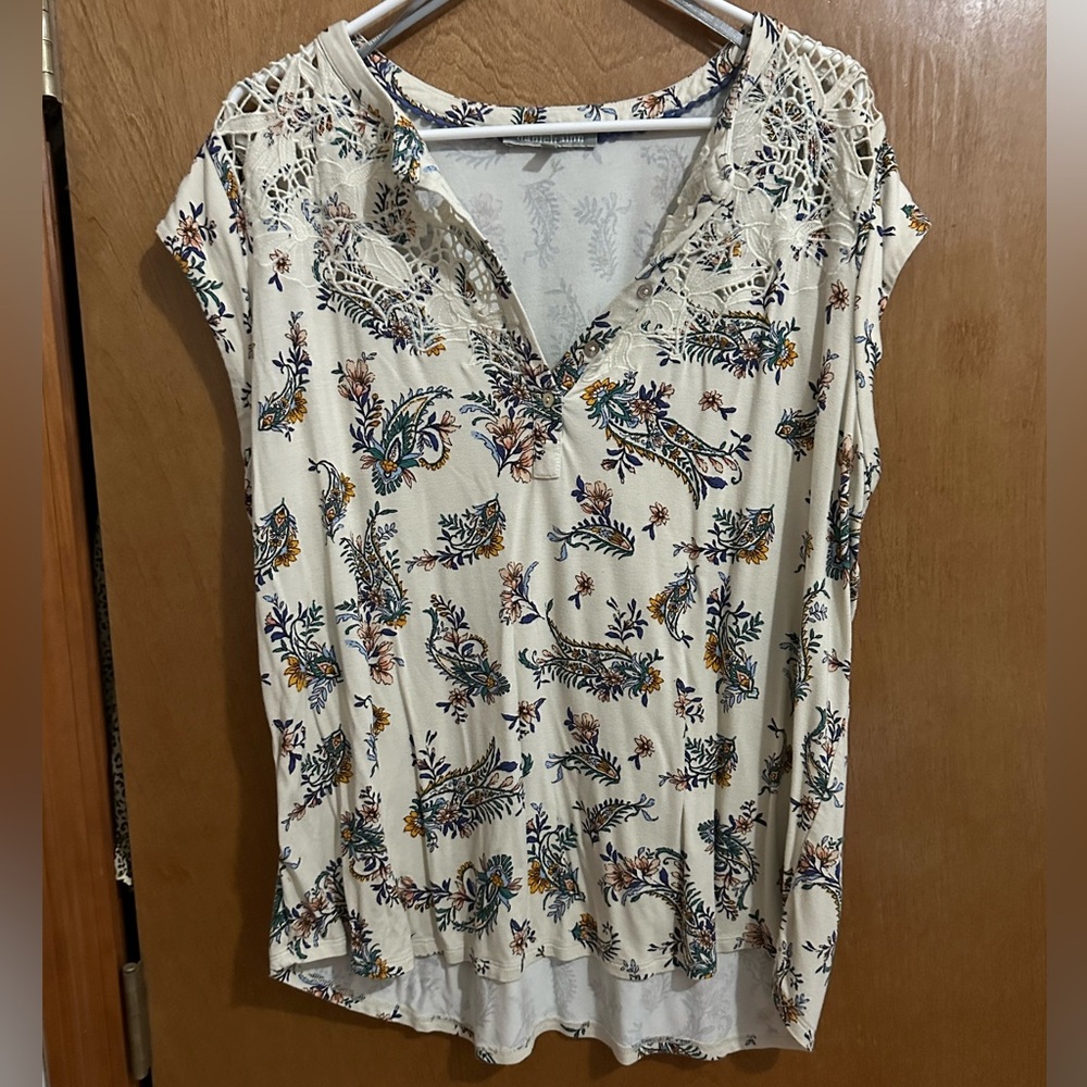 EUC DanielRainn Floral/Lace Henley Top w Capped Sleeves XXL